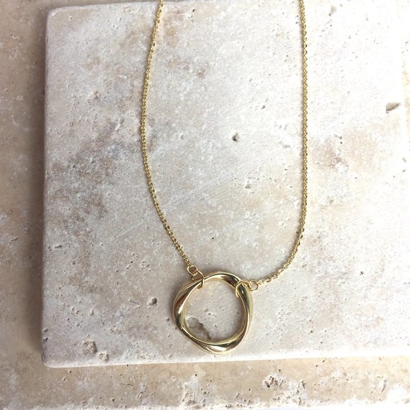 Gold wavy Circle Necklace - Picture 3 of 6